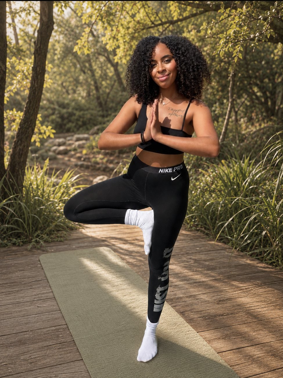 Lindsay, professeure de Vinyasa Yoga, en posture de l'arbre